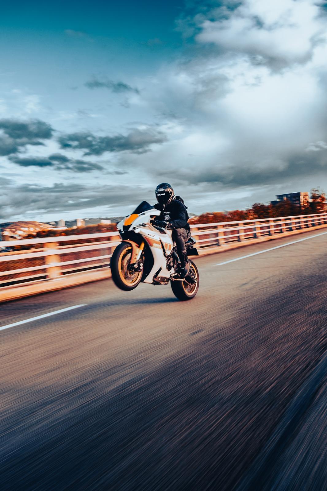 Motos