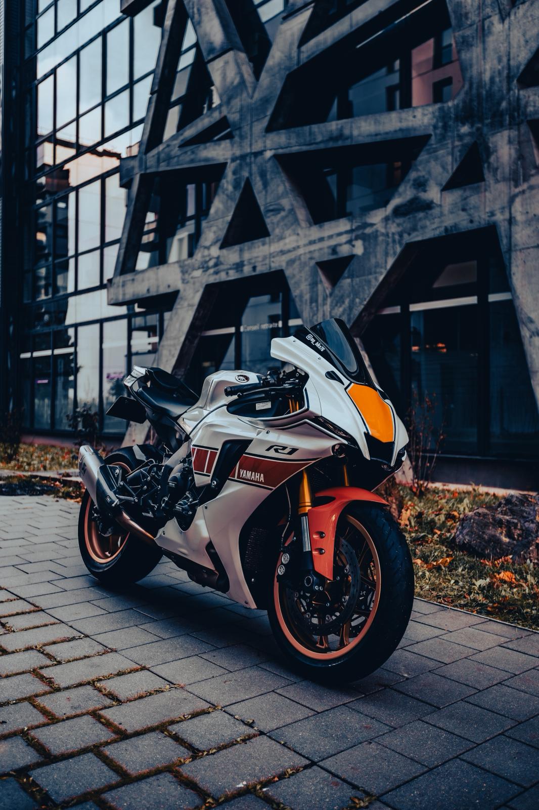 Motos